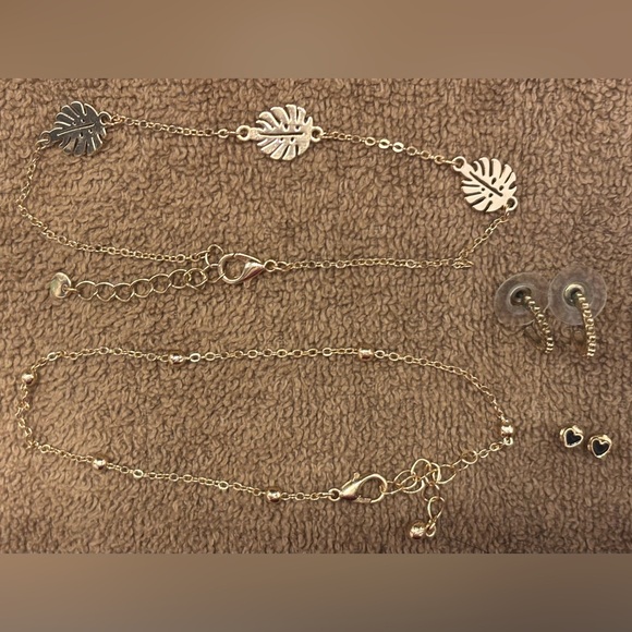 NWOT Gold Jewelry Set - 2 Anklets/Bracelets, 2 Pairs of Earrings - Picture 1 of 1